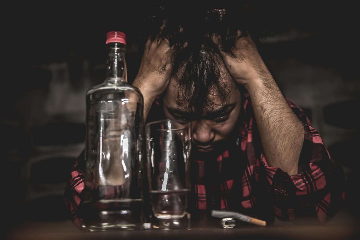 בקבוק וודקה ריק לצד תרופות ומד אלכוהול המציג גמילה מוודקה ותמיכה רפואית